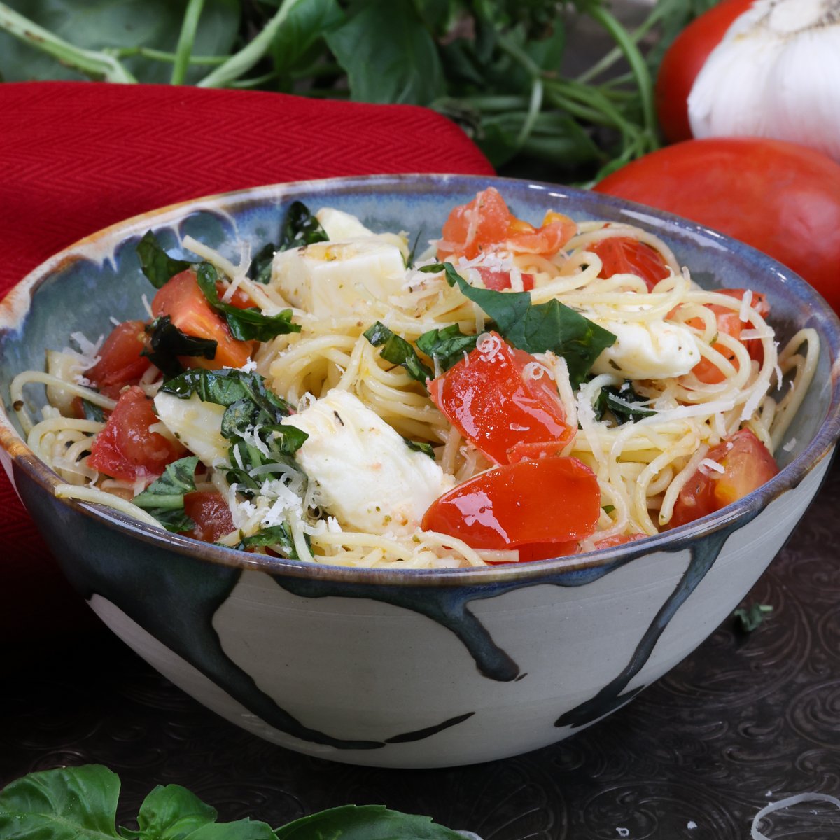 OneDishKitchen's tweet image. Indulge in our single-serving Caprese pasta, bursting with fresh tomatoes, aromatic garlic, creamy mozzarella, and vibrant basil. Quick and satisfying! onedishkitchen.com/caprese-pasta-… #cookingforone #dinner