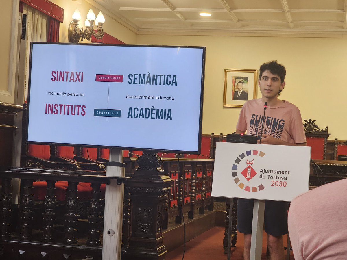 Celebrem la 4rta edició dels premis Paco Sorolla,uns premis que vam instaurar per premiar el talent i recordar la figura de Paco i els valors que sempre va transmetre com a professor.Enhorabona a l'institut Dertosa, al Mercat i als premiats Èric i Àlvaro, uns treballs excel·lents