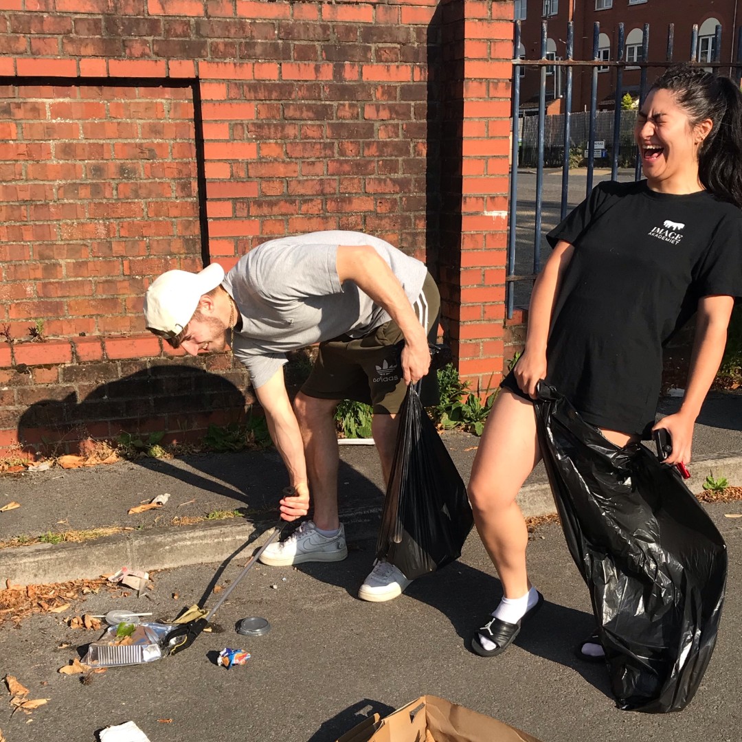 Shout out to some of our amazing residents in Southampton, who organised a group litter-picking day last week to help keep the streets of their city clean. We love seeing how you all give back to your community! 👏 #studentlife #studentcommunity #vitastudent #beginbig