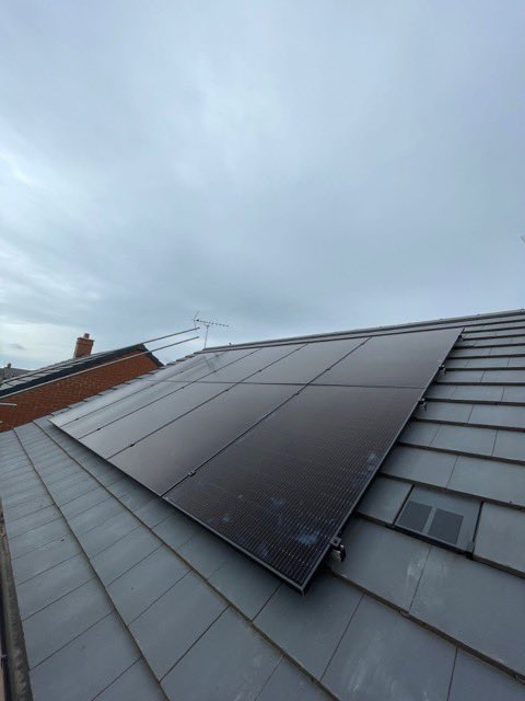danlecElec's tweet photo. Solar panels looking crisp on this refreshingly cool summers day. ⛅️ 

Our team have installed today 16 panels with 5kW Growatt Inverters and 6.5kwH of battery storage

Perfect to catch those rays when they finally return 👌🏻☀️

Kieran, Lewis and Luke have once again excelled 👌🏻 https://t.co/dzkiqkqP2H