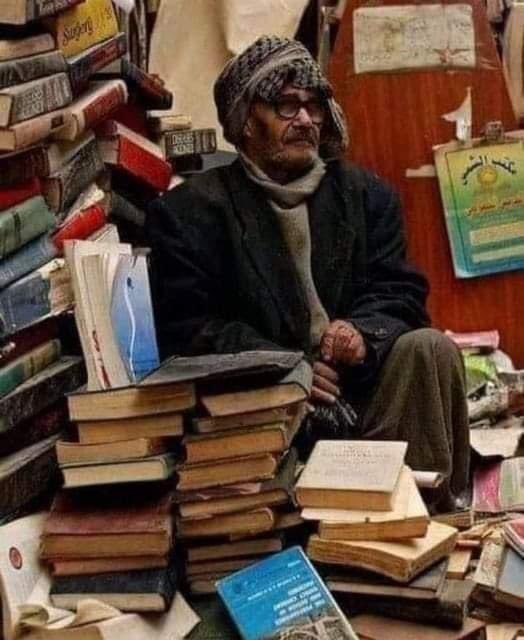 Precious_20_3's tweet photo. #الرجل_الذي_في_الصورة هو :
أقدم بائع كتب بشارع المتنبي في بغداد 🇮🇶
قال لجريدة الزمان العراقية أنه قرأ طوال حياته
عشرات الكتب الموسوعية، و300 رواية
وحفظ "خارطة الأدب العالمي"، لكنه في السنين
الأخيرة لم يعد يحدثه الناس سوى عن كرة القدم
وأسعار الطماطم وغلاء الأسعار ! .
.. 
"عندما تباع الأحذية على الرفوف خلف الزجاج
في محلات مكيفة .
بينما تباع الكتب على الأرصفة محملة بالأتربة
واللامبالاة، هنا تقع الكارثة : إذ تستبدل العقول
بالأرجل !"
وهو ما يحصل فعلاً!✋