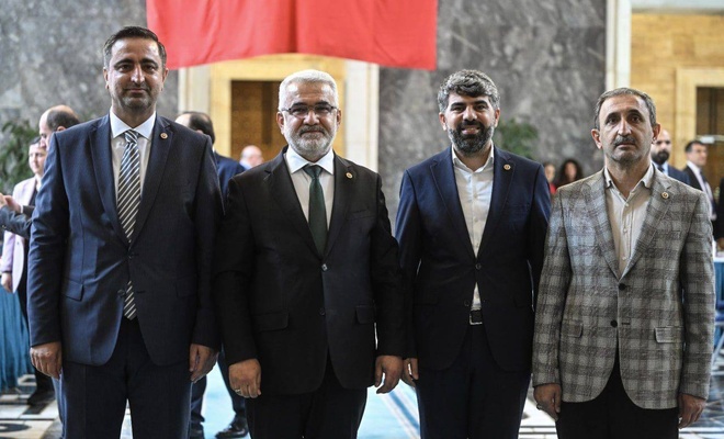 HÜDA PAR Genel Başkanı Zekeriya Yapıcıoğlu ve diğer HÜDA PAR'lı vekiller, milletvekili olarak alacakları ilk maaşlarını depremzedelere bağışladı.