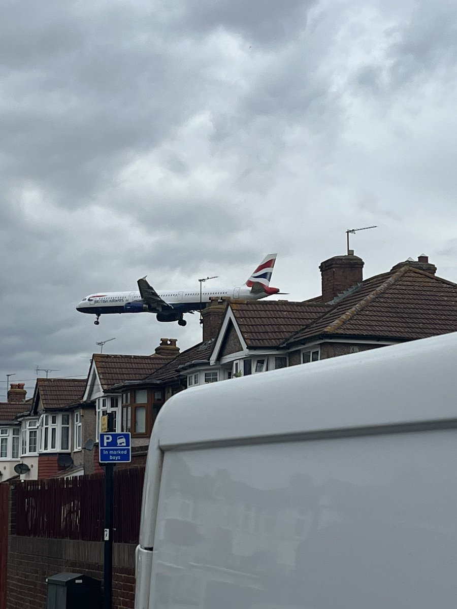 With a collection near Feltham today I was able to do a bit of plane spotting while eating my lunch ✈️