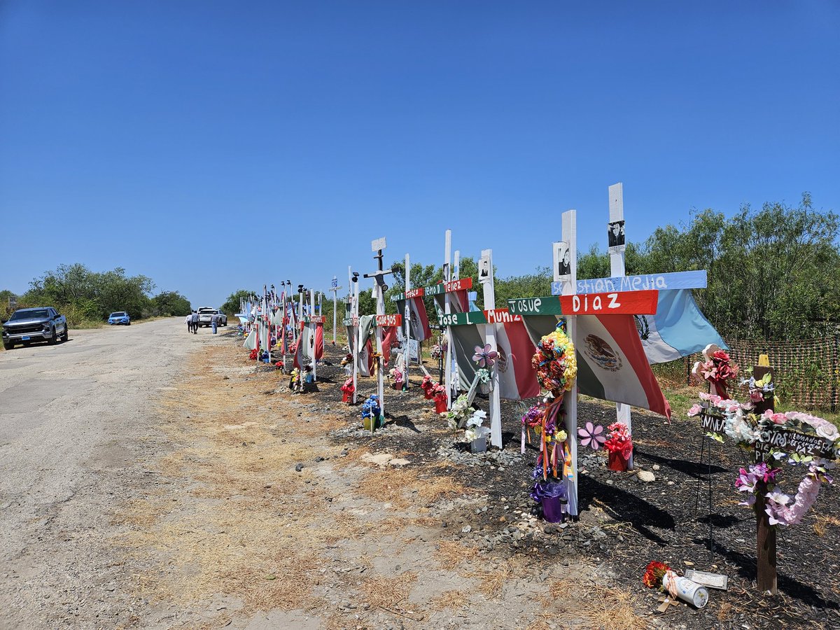 53 crosses stand along Quintana road, surrounded by the love of family, friends and community members. Today at 4, hear from those who came to pay their respects. Immigration rights groups also reflect on last year's migrant tragedy. @KENS5