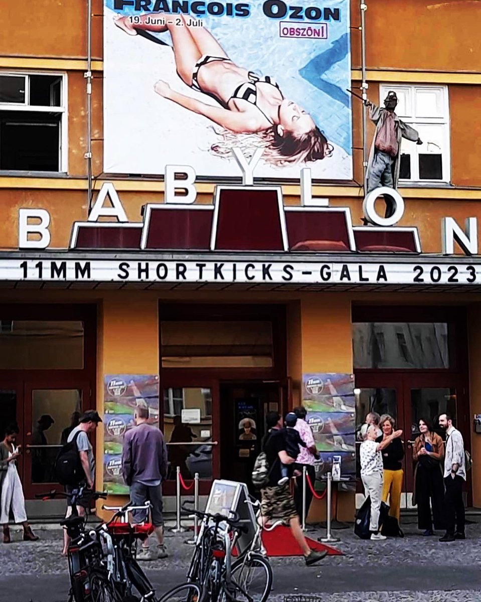 I går aftes vendte <a href="/11mm/">11mm Fußballfilmfest</a> tilbage med den traditionelle Short Kicks- Gala i <a href="/babylonmitte/">Kino Babylon Mitte</a>. Tillykke! Også fra <a href="/shootfilmfest/">Shoot! Football Film Festival</a>!
(Foto: <a href="/SchwabTilman/">Tilman Schwab</a>)
#endelafnogetmindre