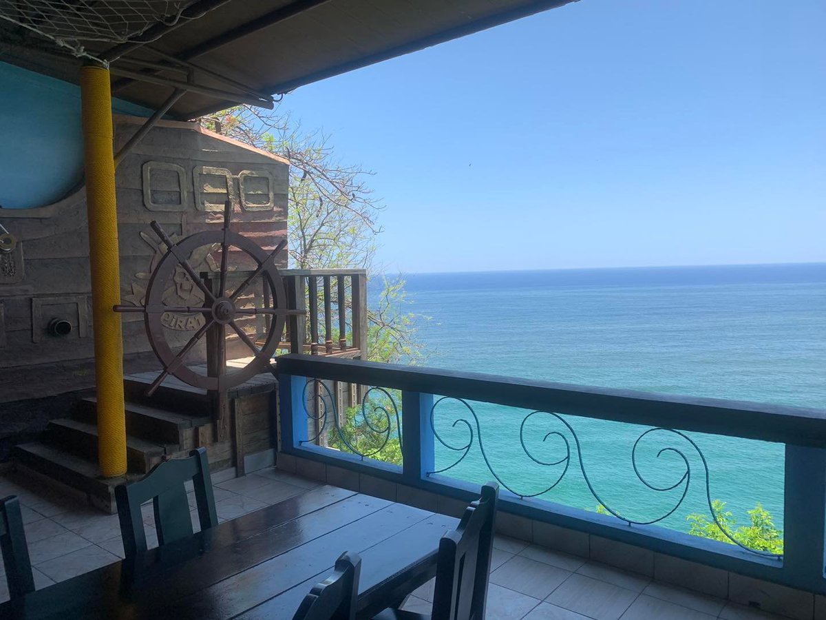 En este sitio espectacular podrá disfrutar de lo mejor de la cocina criolla, el increíble paisaje que le ofrece el Mar Caribe y dar un salto en el tiempo a la colonia cuando nuestras villas eran asediadas por corsarios y piratas.
**
#CubaUnica #Cubatravel
#RestauranteElMorro
ℹ️