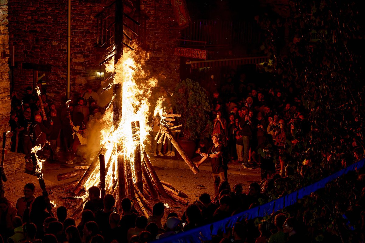 Ja acabades les falles d'Alins 2023, ara toca reposar una mica, escoltar opinions, propostes i donar les gràcies als professionals que ens van fer fotos com aquesta 🔥
Moltes gàcies @albertsalame pel reportatge per @VilaWeb 🤗
#fallesalins2023 #somdefociferro #alins #vallferrera