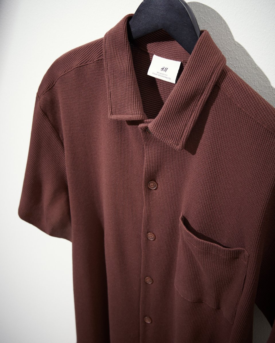 hmcolombia's tweet photo. Tan casual como una playera, con un detalle para elevar tu estilo 😎. Encuéntrala en tiendas #HM y en línea: https://t.co/LYifHOxOFX #MMan https://t.co/CgrU1h3n7W