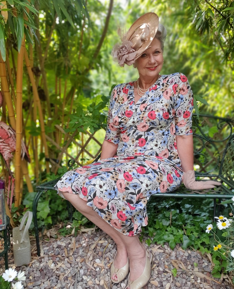 MinervaFabrics's tweet image. @vintage_jo_sew_and_sew has wasted no time sewing up this beautiful vintage-inspired dress in our new Minerva Exclusive Viscose Challis

Find out more about Jo's make and pick up the fabric and pattern at minerva.com/posts/1193826

#Vintage #VintageFashion #VintageSewing #1940s