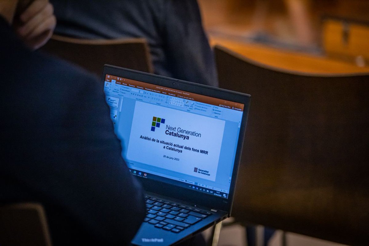 Economia i Finances (@economiacat) on Twitter photo 🗣️ La consellera <a href="/nataliamasguix/">Natàlia Mas Guix</a>, juntament amb el secretari <a href="/miquelpuigrapos/">miquel puig</a> i el director general <a href="/aleixcubells/">aleix.cubells</a>, pronuncia la conferència 'Com estan arribant els fons Next Generation a Catalunya', organitzada pel Col·legi d'<a href="/economistescat/">Col·legi d'Economistes de Catalunya</a>.
#NGEUCat 🇪🇺 🗣️ La consellera <a href="/nataliamasguix/">Natàlia Mas Guix</a>, juntament amb el secretari <a href="/miquelpuigrapos/">miquel puig</a> i el director general <a href="/aleixcubells/">aleix.cubells</a>, pronuncia la conferència 'Com estan arribant els fons Next Generation a Catalunya', organitzada pel Col·legi d'<a href="/economistescat/">Col·legi d'Economistes de Catalunya</a>.
#NGEUCat 🇪🇺