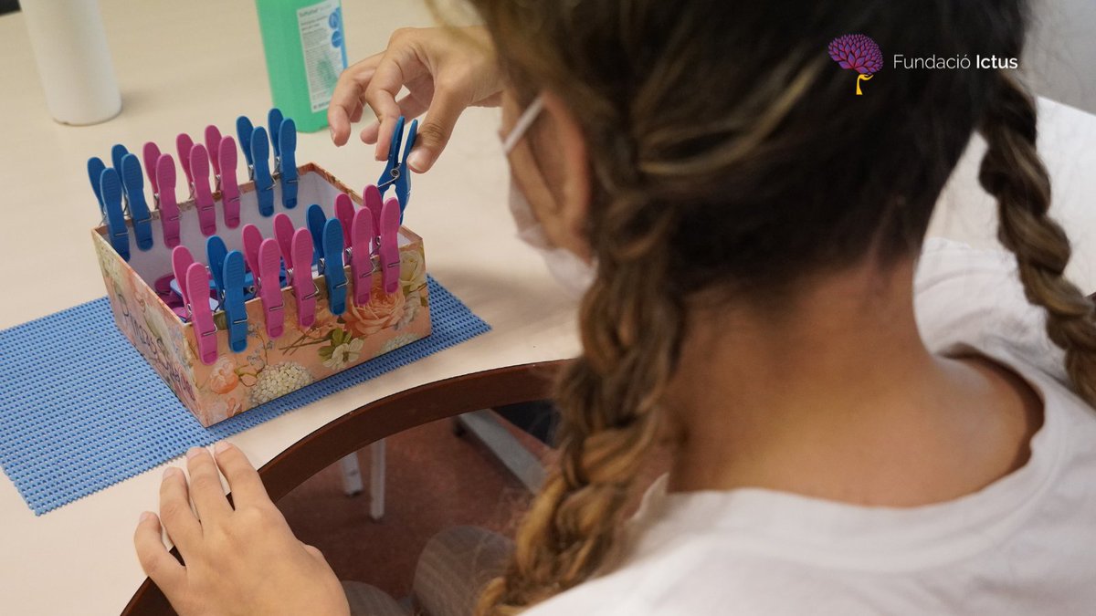 Fundacioictus's tweet photo. 🏥Hem visitat la sala de fisioteràpia de l'Hospital de l'Esperança, on pacients d'#ictus fan rehabilitació. La doctora Roser Boza👩🏾⚕️és part de l'equip del programa #ABRIC🧥que fa possible la millora de la qualitat de vida de persones amb seqüeles @salutcat https://t.co/nSt2nEhWsT https://t.co/FNvmlwDOPO