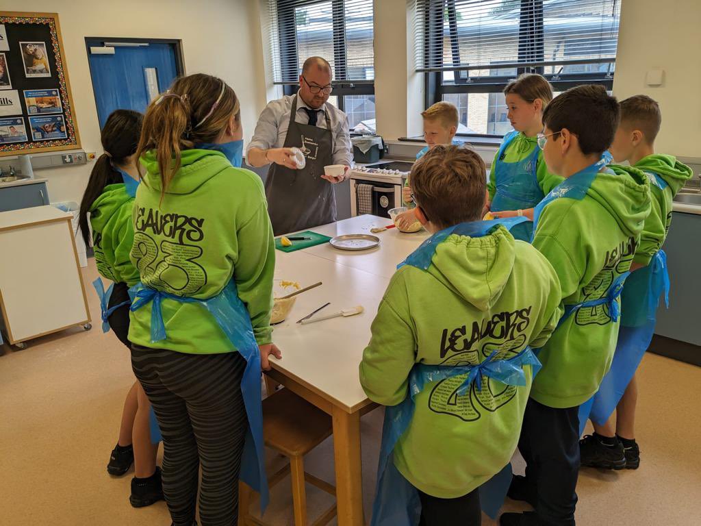 English_BASFC's tweet photo. Kilcooley Primary School P7 pupils bake delicious lemon drizzle cake ๐with Mr Muir, learn about fireworks and snails ๐๐in science with Mrs Kingham and get their brand new Bangor Academy ties. See you all in September! #successisdaily @Bangor_Academy @KilcooleyPS https://t.co/KxRMrIatgQ