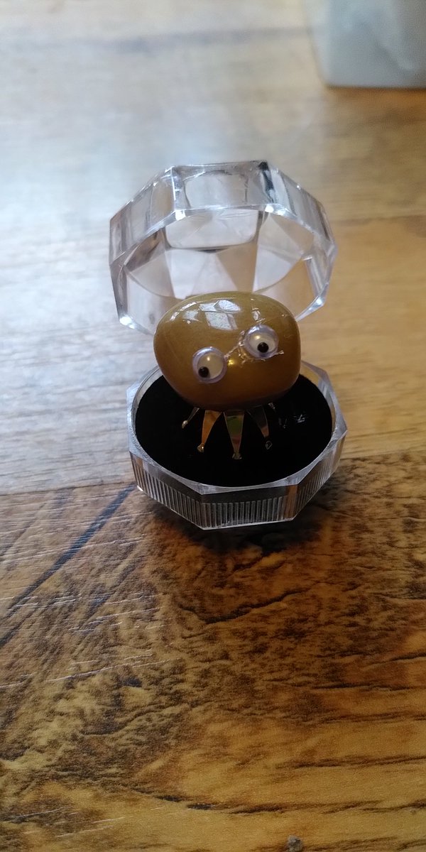 Peach Aventurine gemstone bug with gold-coloured wobbly legs. £5 + p&amp;p. DM to buy. Peach Aventurine is excellent for meditation and good luck. Keep it around to try and attract success! #bugoffgems #mhhsbd #LincsConnect