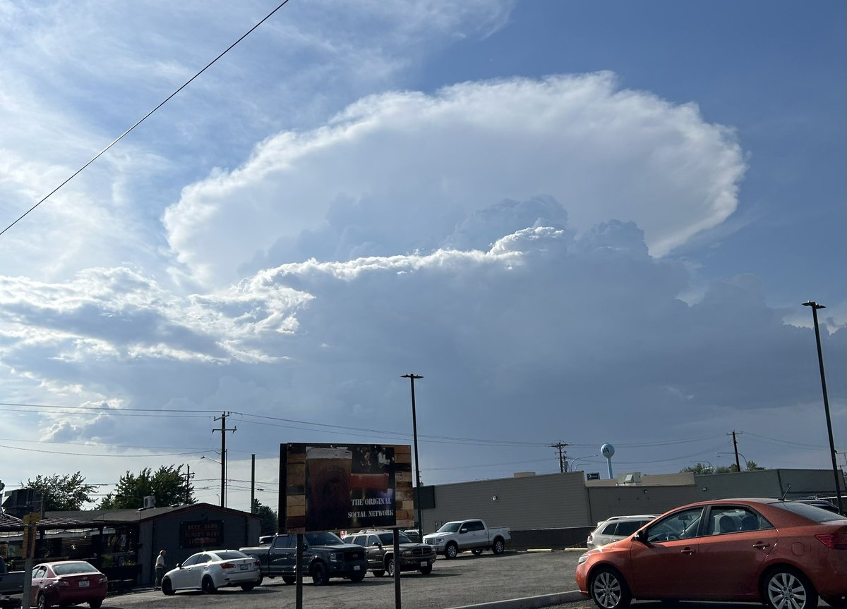 Kashi_Nin's tweet photo. @HumansNoContext Big thunderhead building over the valley. https://t.co/VnuvJmhcru