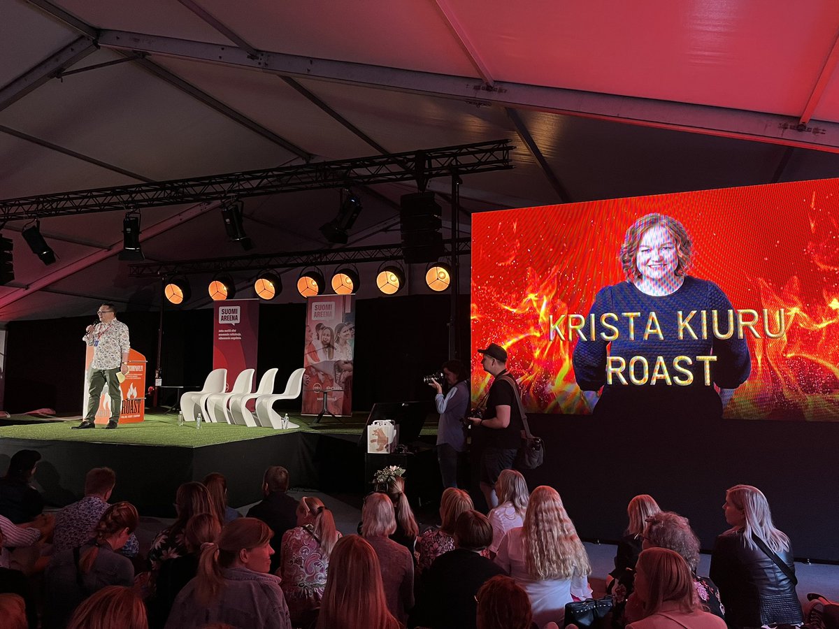 Tänään on ollut sekä auringonpaistetta että ukkosmyrskyä, mutta ny rillataan!🔥🔥🔥 Nimittäin @KristaKiuru’a! Roastaamassa mm. Joonas Nordman, Janne Porkka, Antto Terras ja Krista itse. @SuomiAreena’n Antinkatu-lava on tupaten täynnä.