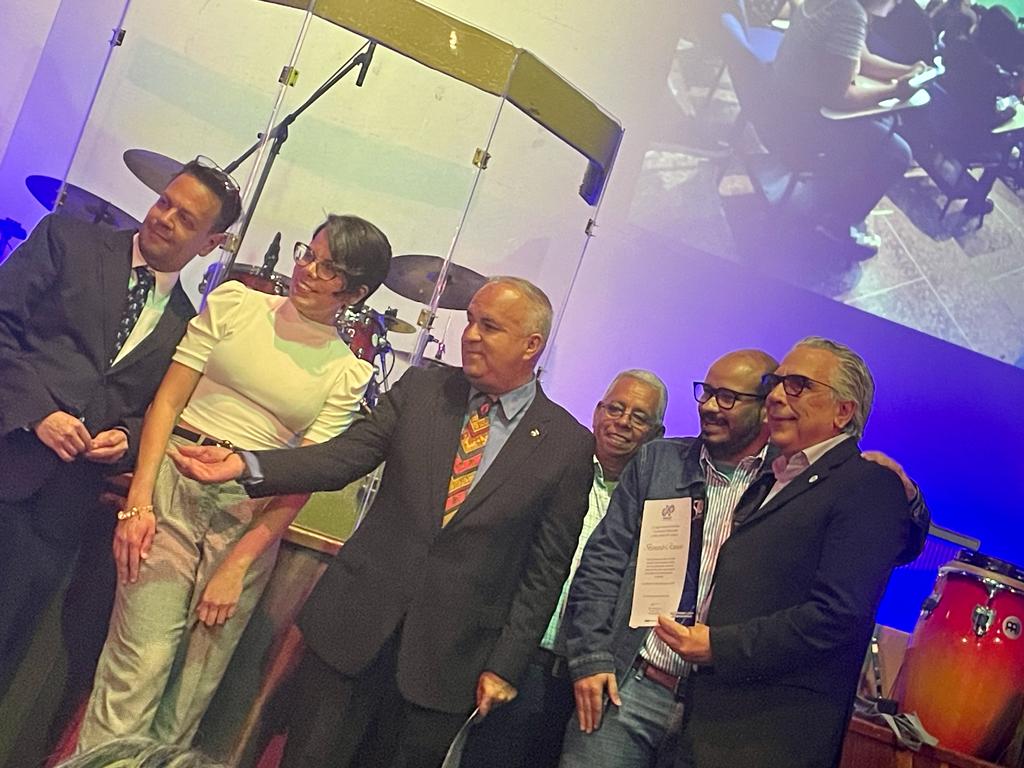 bernardorotundo's tweet image. Estuvimos en
acto del 
Colegio Nacional de Periodistas 
@CNPCaracas 
para la entrega de reconocimientos a comunicadores sociales por el
DÍA NACIONAL DE PERIODISTAS
Bello acto en el antiguo Cine Prensa.
¡Se habló de la cantidad de medios de comunicación cerrados!
@TinedoGuiaalCNP