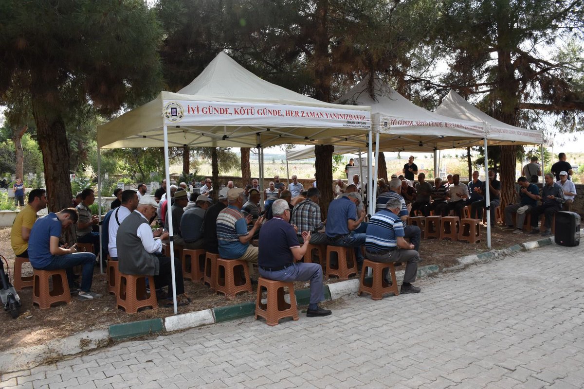 Arife günü geleneğimizi bozmadık. 
İkindi namazı sonrası ilçemiz mezarlığında hep birlikte ahirete irtihal etmiş geçmişlerimiz için dualar ettik. 
Rabbim dualarımızı kabul eylesin 🤲 
Mekanları cennet olsun🤲
Bütün İslam Alemi’nin Kurban Bayramı mübarek olsun…