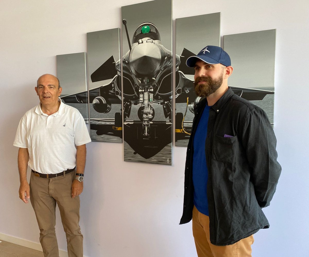 ArthurThomasArt's tweet photo. Dimanche au Bourget,  j'offrais à Éric Trappier mon quintyque de Rafale Marine. Je suis honoré qu'on m'ait permis de lui remettre en main propre. 

Quel moment !

@Dassault_OnAir @Stephane_Fort  @MarineNationale @salondubourget https://t.co/EVk8CMMHEc