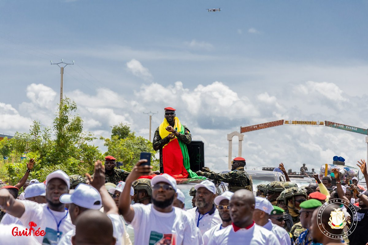 presidencegn's tweet photo. 𝗟𝗲 𝗣𝗿𝗲́𝘀𝗶𝗱𝗲𝗻𝘁 𝗖𝗼𝗹𝗼𝗻𝗲𝗹 𝗠𝗮𝗺𝗮𝗱𝗶 𝗗𝗼𝘂𝗺𝗯𝗼𝘂𝘆𝗮 𝗰𝗲́𝗹𝗲̀𝗯𝗿𝗲𝗿𝗮 𝗹𝗮 𝗧𝗮𝗯𝗮𝘀𝗸𝗶 𝗮̀ 𝗞𝗮𝗻𝗸𝗮𝗻

Le Président Colonel Mamadi Doumbouya a choisi de célébrer la Tabaski à Kankan, une occasion spéciale pour la ville et ses habitants. Le Président est arrivé à Kankan ce mardi 27 juin, à la veille de cette fête importante.

Cette nouvelle étape à l’Intérieur du pays intervient après celles de la Basse Guinée, de la Guinée Forestière et de la Moyenne Guinée.

🔴 Le Colonel Mamadi Doumbouya, Chef de l'État accueilli à l'arc de bienvenue de Kankan.

#PresidenceGN #Tabaski2023
