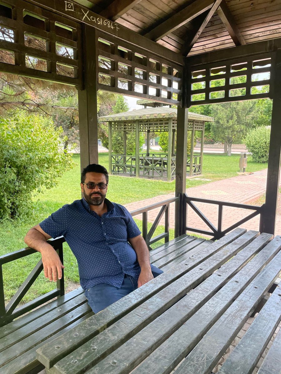 DlawarBraym's tweet photo. السلام علیکم. 
#پیرۆزبایی  #جەژنی #قوربان  لە خۆتان و خانەوادە بەرێزەکانتان دەکەم ، هەمیشە لەش ساغ و سەلامەت بن، ٳن شاءاللە هەموو رۆژێکتان هەر جەژن و خۆشی بێ دووربن لە نەخۆشی و بەلای ئەم ژيانە🌹🌹 🌹🌹 https://t.co/TkXLgyjiIR