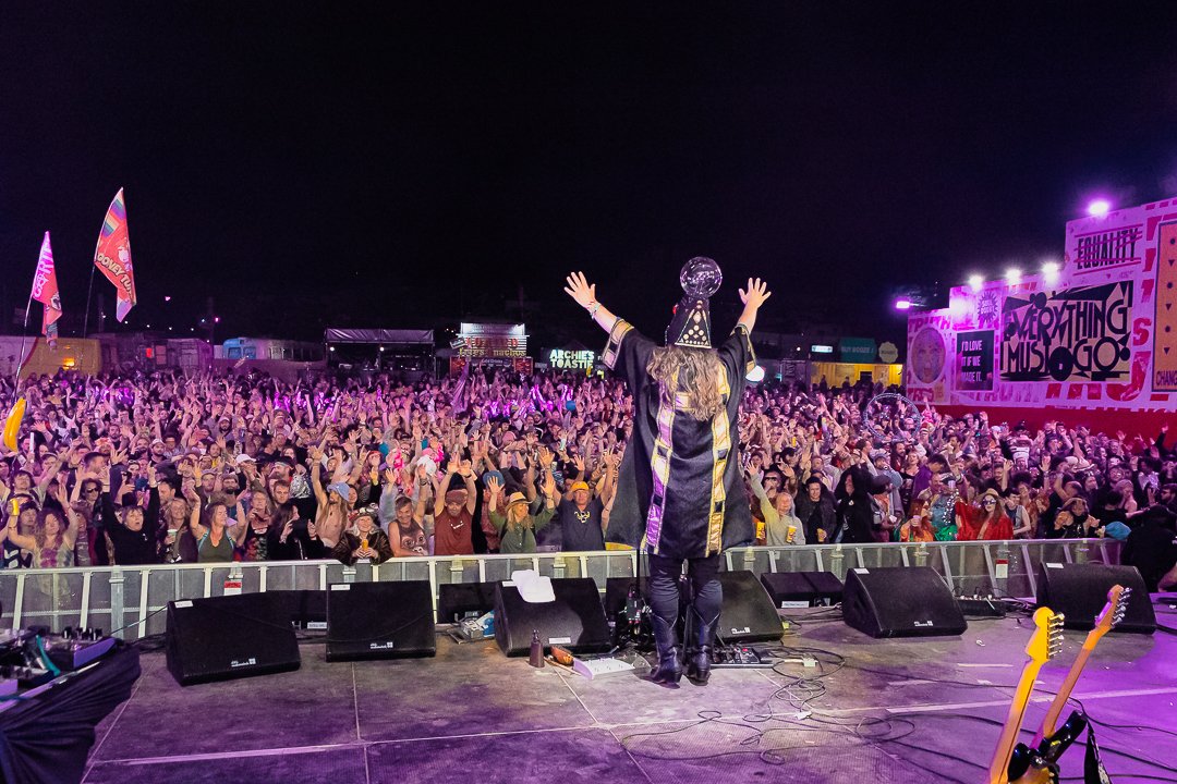 JazzyManSam's tweet photo. Full house at the Truth Stage performing with @HENGE_band at @glastonbury festival!! What a gig!
Photo: @grid_turn_photo https://t.co/1jI3vzUXQA