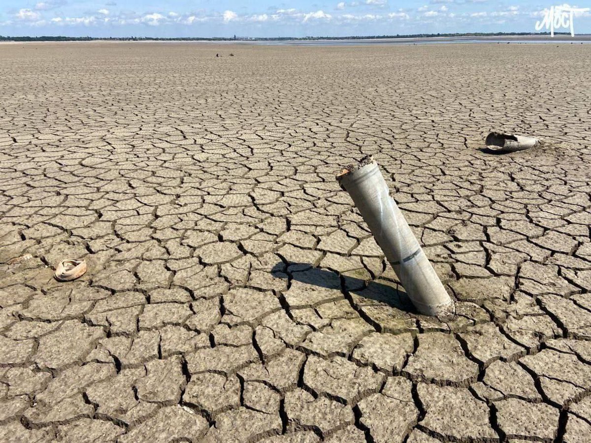 Построенное советскими людьми Каховское водохранилище выглядит теперь так.

"Спасибо" капитализму, мудакакам воюющим друг против друга на потеху сытых господ. Долбоёбам слава, русскому и украинскому миру аминь