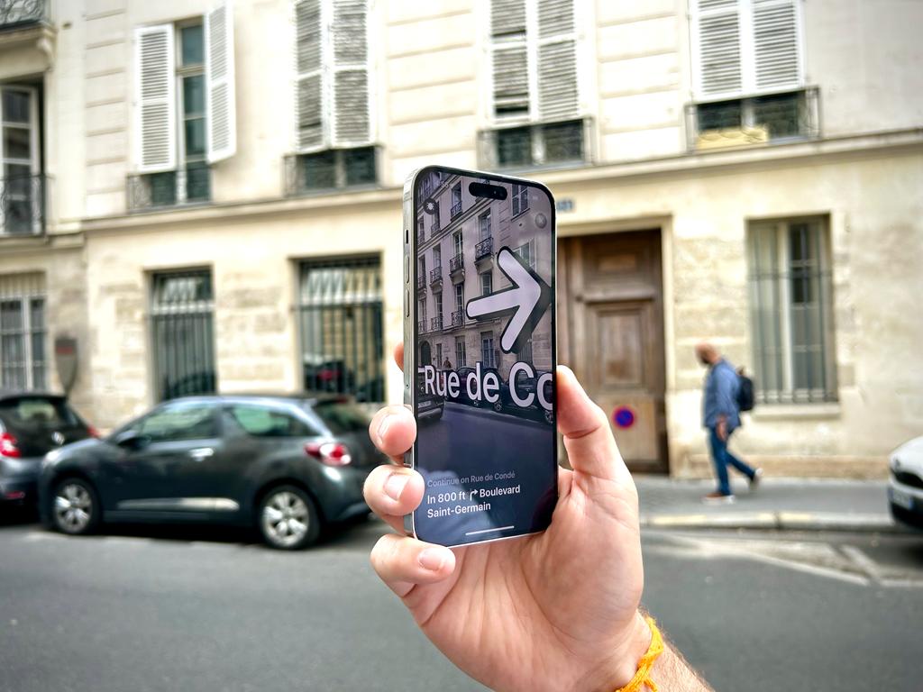 HelenaStone's tweet photo. I tried out the immersive walking directions with AR in Paris using #applemapsguides Hoping to see this expand to other cities soon too! #shotoniphone https://t.co/KgMwrkSXoV