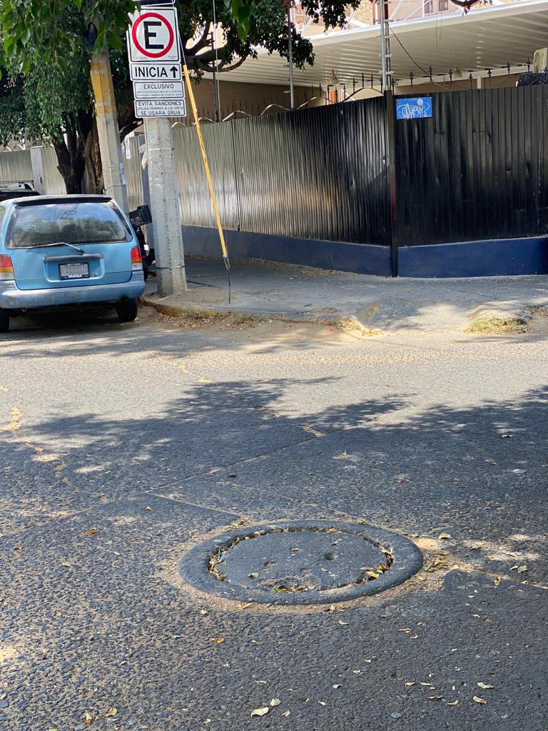 Ayuda urgente‼️<a href="/siapagdl/">Siapagdl</a> y <a href="/Trafico_ZMG/">TráficoZMGuadalajara</a> el drenaje de la línea principal de la calle Félix Palavicini, frente al 2306, está bloqueado, ocasionando problemas en los drenajes de las fincas, urge se destape antes del temporal de lluvias