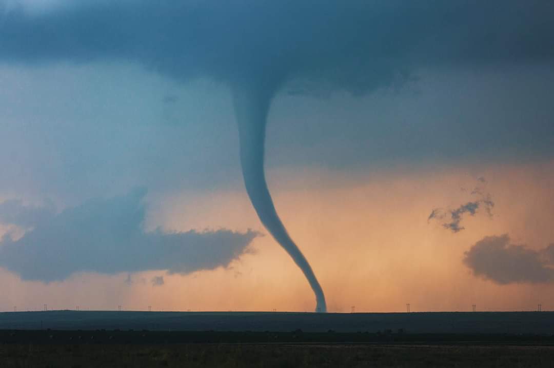 Chase2Be's tweet photo. Wij hebben net een periode met wat meer onweer achter de rug, maar ook in Tornado Alley blijft het best actief. Ons lid Nenah maakte deze prachtige foto's🌪
#tornado #supercell #America #thunderstorms #onweer https://t.co/8c7By33pZj