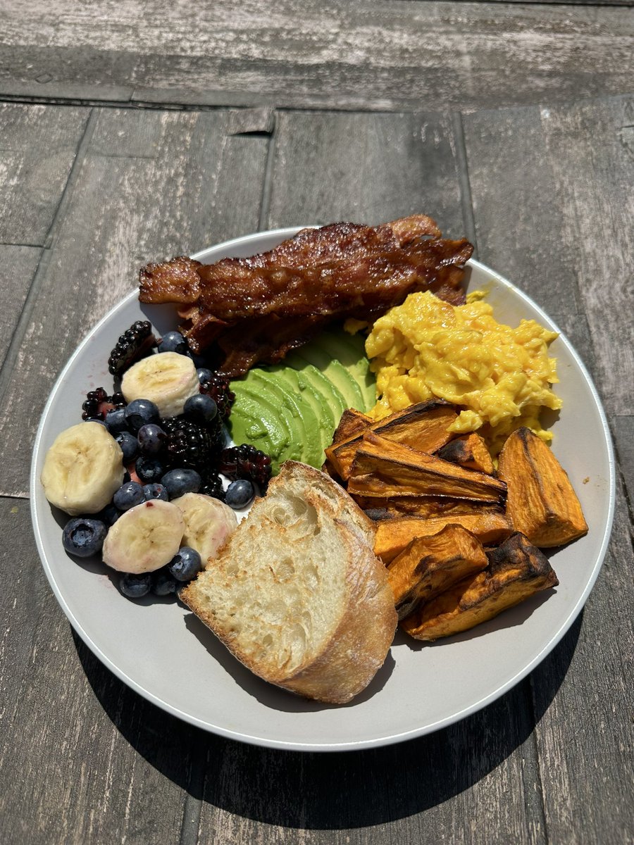 6/27 @NRGLeague Team Lunch!

Setting the boys up with a solid breakfast plate to start the day strong

- Scrambled Egg
- Roasted Sweet Potatoes
- Avocado
- Berkshire Bacon 
- Ciabatta Toast
- Vanilla Skyr & Fresh Fruit