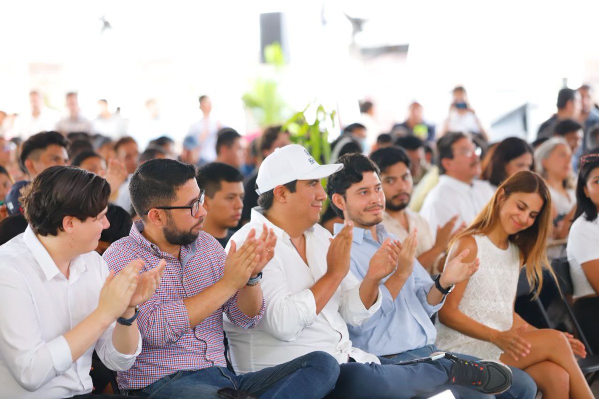 rafarodmen's tweet photo. #AyuntamientoEnTuUniversidad llegó a la @utmoficial . 🙌🏻 

Acompañamos al Alcalde @RenanBarrera y a la Rectora #MariaIsabelRodriguez a  platicar con las y los jóvenes de los diferentes servicios que tenemos en el @AyuntaMerida, para que puedan continuar con sus estudios y conozcan de cerca el Plan de Movilidad Urbana, que ha impulsado nuestro Gobernador @MauVila con el Sistema #VayVen 🚍 y el #IETRAM.⚡

¡Así trabajamos en #Yucatán! En equipo para dar los mejores resultados. 🤜🏻🤛🏻