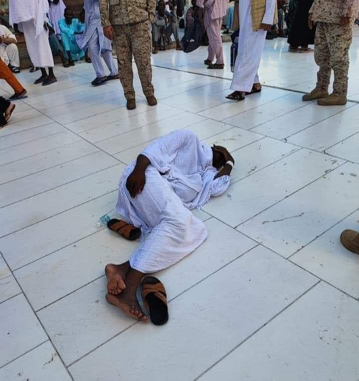 أقبل علي الله تارك خلفه الدنيا وما فيها
أقبل علي الله بثياب بيض نظيفا من شوائب الحياة
فمات مُحرمًا مُنتظرًا للصلاة في بيت الله الحرام
في أفضل أيام الدنيا! 🤍
خاتمة يتمناها فوق الأثنين مليار مسلم
فحظي بها العبد الفقير 
فهنيئاً له بحسن الختام
#عرفات