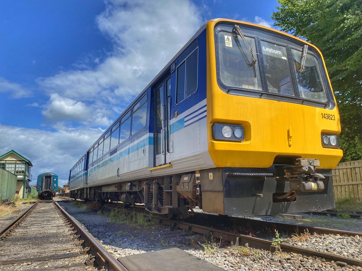 nickkeegan1's tweet image. #class143 Pacer 143623 tops up its tan at Leeming Bar on the @WensleydaleRail (26.06.2023).
#pacer #pacertrain #BritishRail #railway #rail #britishrailways #trainspotting #wensleydalerailway #yorkshire #yorkshiredales