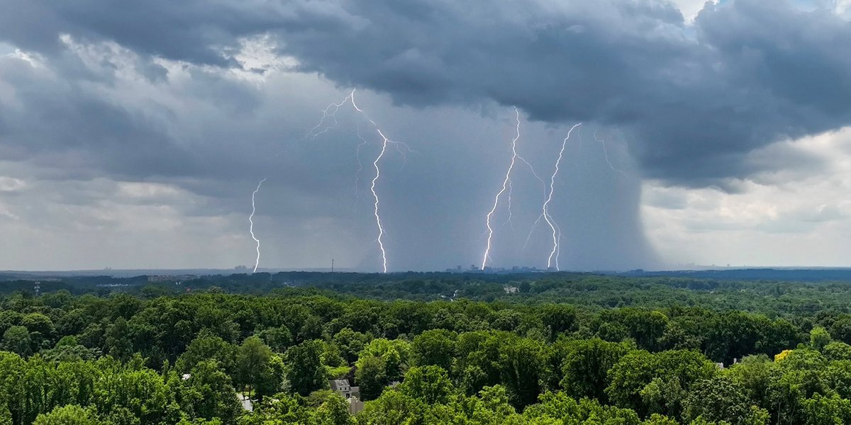 Lightning from a strong storm over Rockville, Maryland this afternoon. #Weather #wx #wxtwitter #MDwx #Rockville @MyDronePro