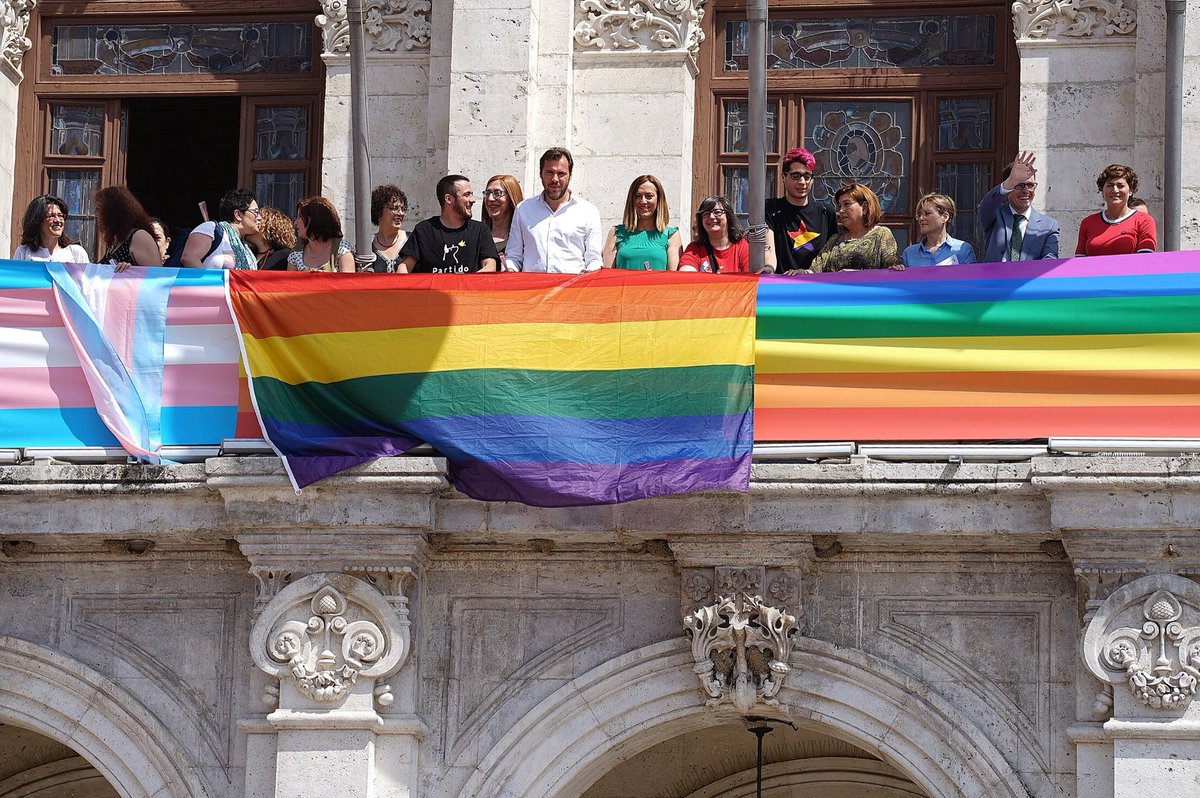 NachoAlVi's tweet photo. Es la primera vez desde 2015 que en el ayuntamiento de Valladolid no estará presente la bandera LGBT. Toda una declaración de intenciones, muy triste. Nos tendrán siempre en frente. ✊🏳️‍🌈🏳‍⚧

Esta es la Valladolid en la que yo creo: https://t.co/ACPM9QY9OW