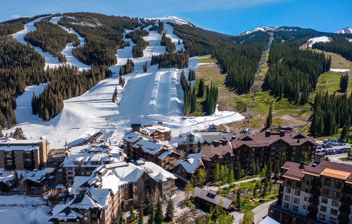 Now for the age-old question: Are you a summer or winter person? Drop a ☀️ or ❄️ below 👇 Regardless of the season, Copper is a haven for athletes and there’s no better place to find an immersive all-mountain experience in the Rockies. #CopperMountain #TheAthletesMountain