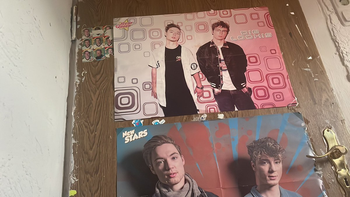Hab kurz vergessen dass alle meine Fan Sachen mittlerweile in einer extra box sind, nur 2 Poster haben es net geschafft aus Angst sie zerreißen HAHA.. die sind asbach uralt