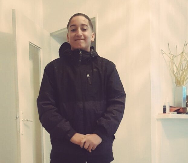 Se llamaba Naël, tenía 17 años y esta mañana ha sido asesinado a tiros por la Policía en Nanterre (París) durante un control en la carretera.