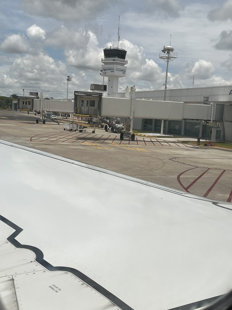 ssmendozac's tweet photo. @Aeromexico Vuelo 807 y todo excelente 🎉 👏. Lamentablemente, tuvimos muy mala experiencia en el vuelo 806, ya que la encargada en counter (Fátima Mercado) nos cobró una maleta registrada, que por ser clientes Oro teníamos derecho sin pago adicional. ¿Quién responde? #lapoliticasegunquien https://t.co/XRmW2GwYsA