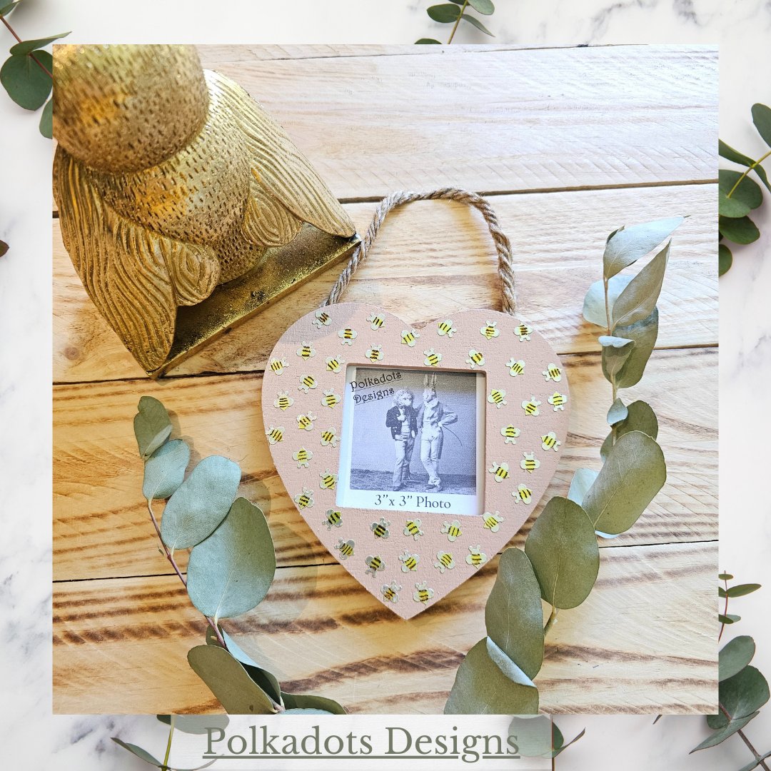 🌸Capture memories with our adorable #handmade heart-shaped pink wooden photo frame! 📸It's adorned with #handmademetal bees, adding a touch of whimsy to your cherished moments 🐝Get ready to showcase your snapshots in style! #beeautifulframe #UniqueGifts etsy.com/uk/listing/148…