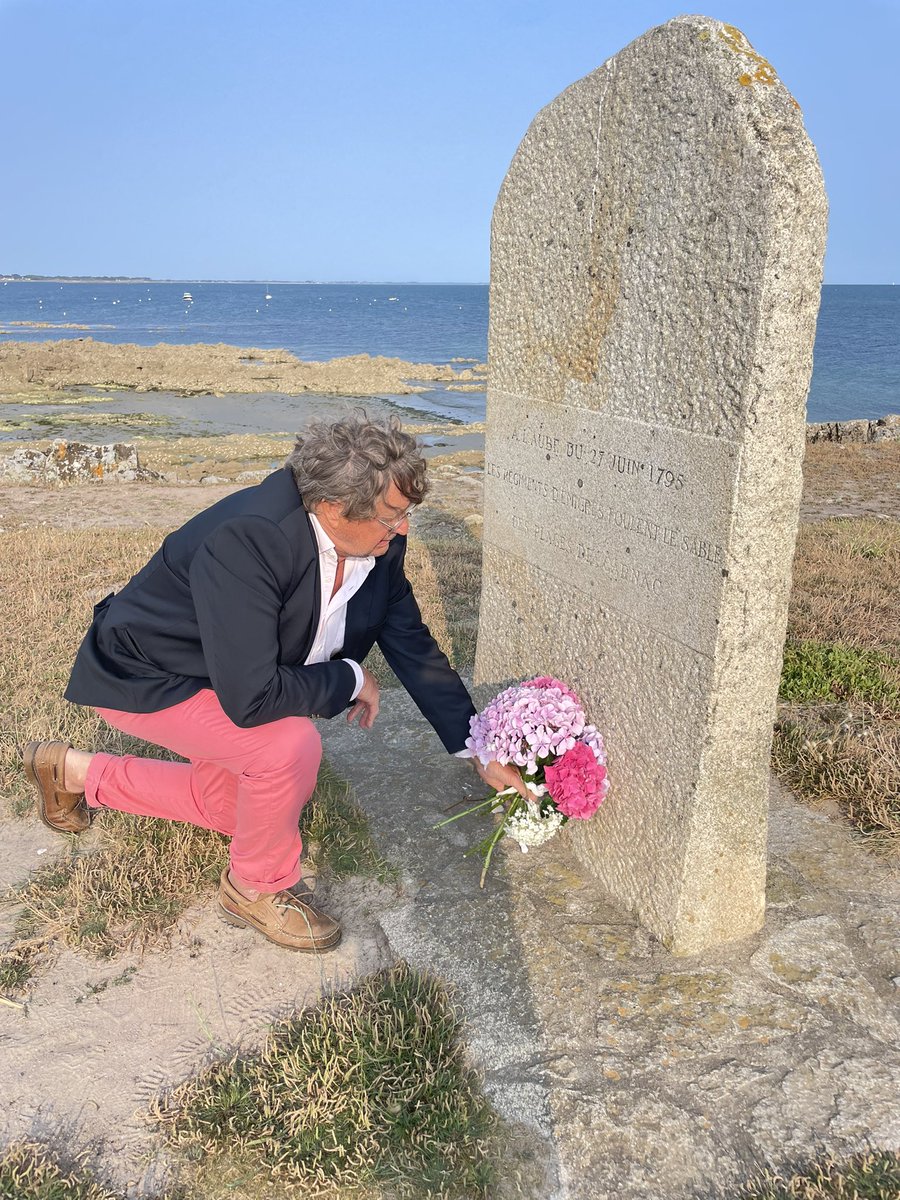 KersausonDe's tweet photo. #Souvenir 
Le 27 juin 1795, des émigrés ont débarqué sur cette plage à #Carnac.
Assassinés à #Auray avec les paysans chouans du coin quelques jours plus tard par les républicains qui leur avaient promis à tous la vie sauve pour qu’ils se rendent.
Tous les ans je pense à eux. https://t.co/rxc4J46G1B