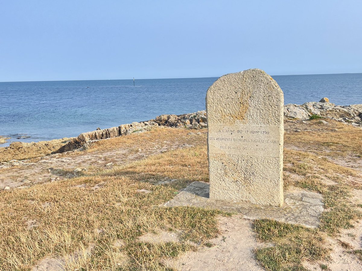 KersausonDe's tweet photo. #Souvenir 
Le 27 juin 1795, des émigrés ont débarqué sur cette plage à #Carnac.
Assassinés à #Auray avec les paysans chouans du coin quelques jours plus tard par les républicains qui leur avaient promis à tous la vie sauve pour qu’ils se rendent.
Tous les ans je pense à eux. https://t.co/rxc4J46G1B
