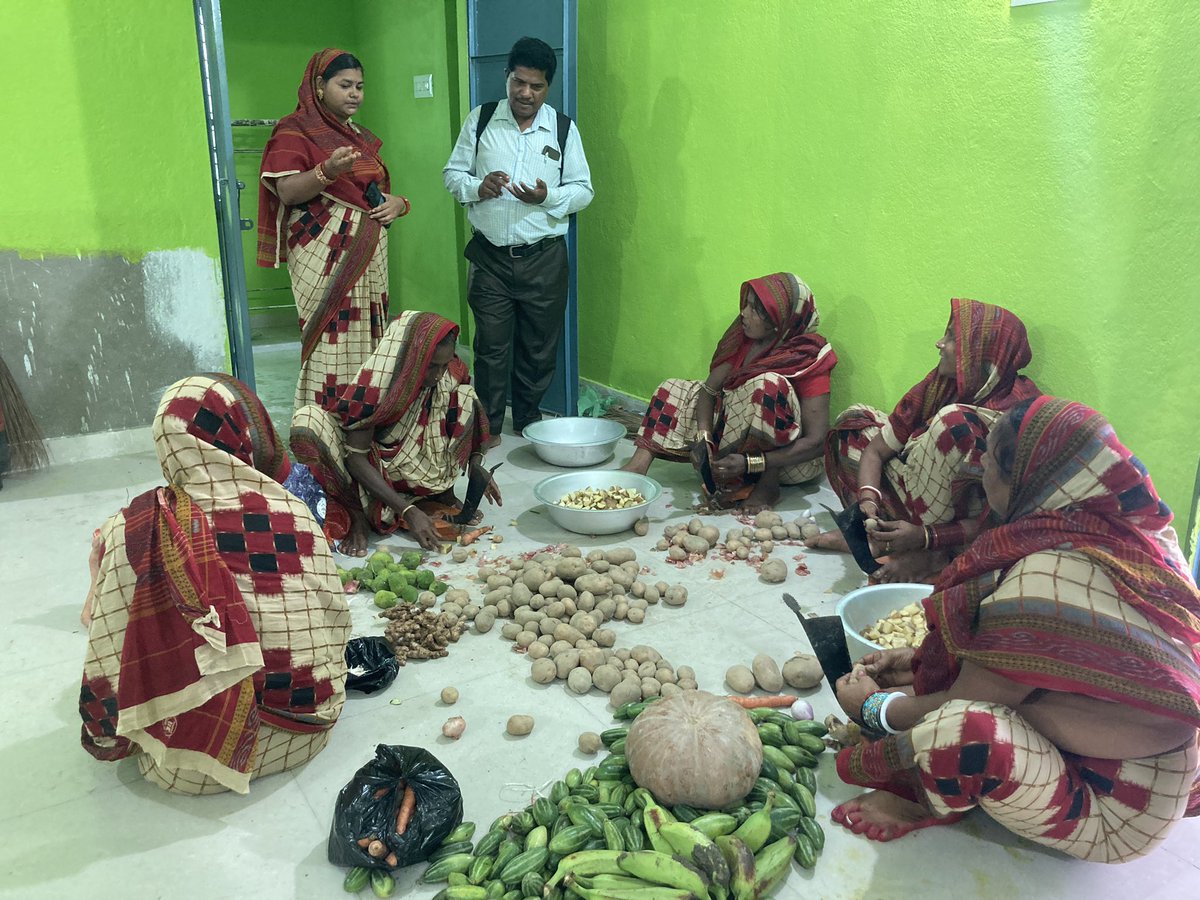 RambhaCMM's tweet photo. State Mission Manager @PMaharana123 interacted with Maa Sabitri SHG Engaged in Rambha Aahaar Kitchen @nac_rambha @bdo_ganjam @DUDA_Ganjam @Ganjam_Admin @sudaodisha @HUDDeptOdisha @mission_shakti #AahaarKitchenOdisha #Aahaar https://t.co/HBen0TL9Om