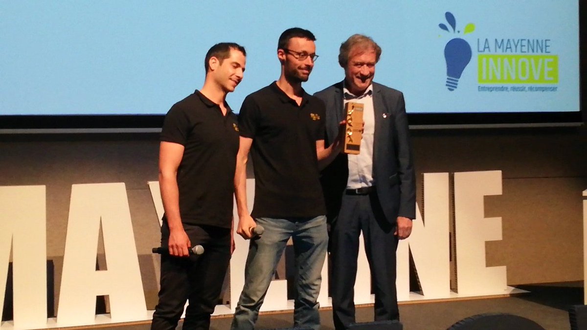 Guy Guilaumé, Président du <a href="/CAAnjouMaine/">Crédit Agricole Anjou Maine</a> remet le trophée de l'innovation - entreprise de plus de 5 ans- à My Pie, startup qui propose des plats chauds naturels dans des meubles vitrines chauffants, présentés dans les surfaces commerciales.
#LaMayenneInnove #mypie <a href="/OuestFrance53/">Ouest-France 53</a>