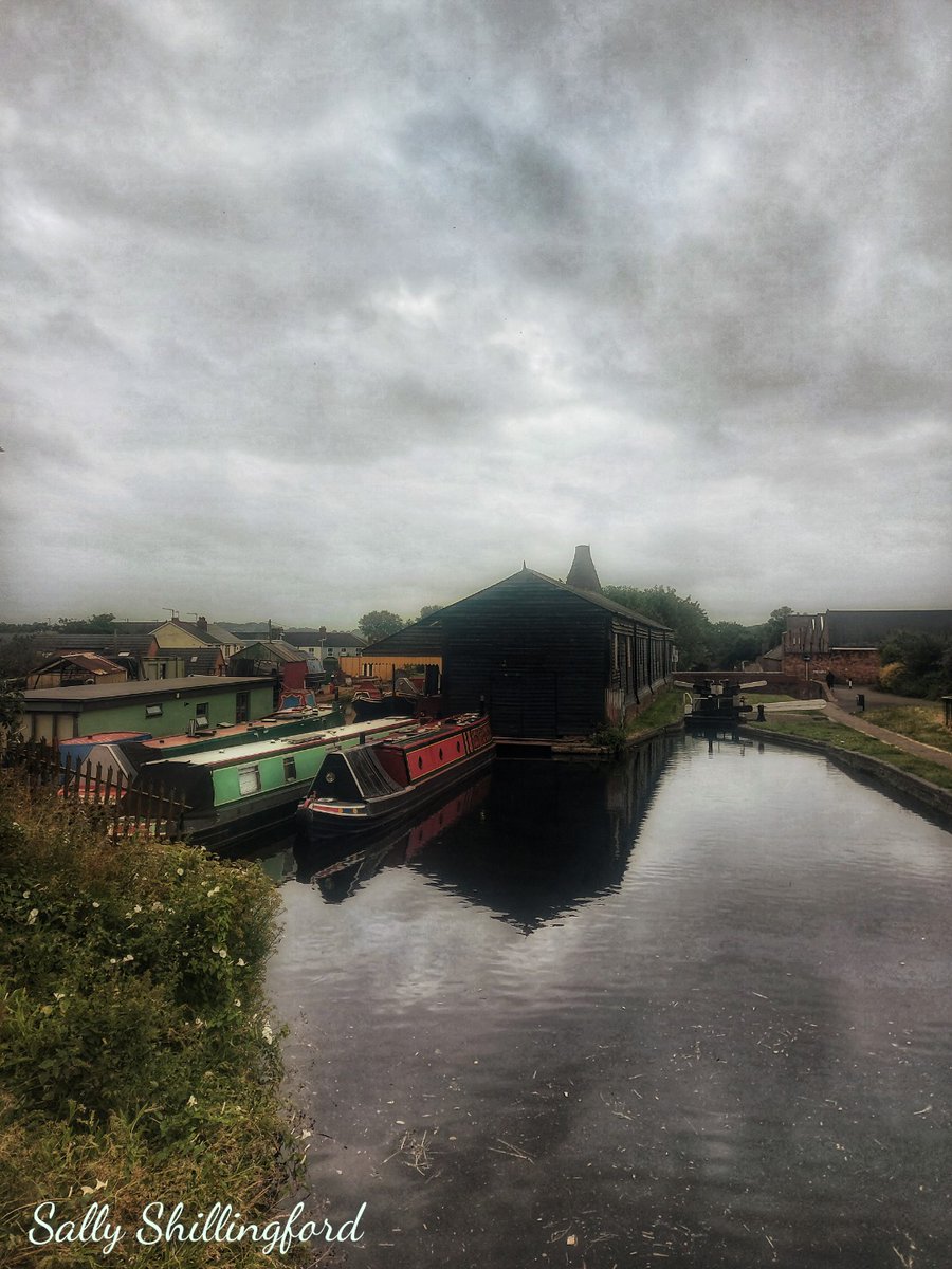 Grey skies over the black sheds 📷💙🤍
#canalsandriver 
#wordsley 
#stourbridgecanal
@CanalRiverTrust 
@WeAreBCR