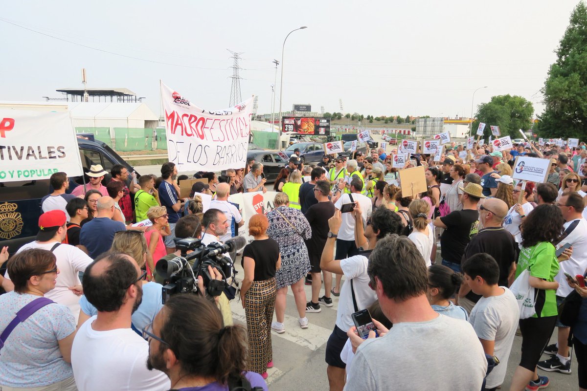 aytogetafe's tweet image. En torno a 2.000 vecinos de #Getafe y Villaverde se manifiestan contra el recinto permanente de macrofestivales donde se celebrará #MadCool en #Madrid, que generará grandes molestias acústicas y de movilidad cada fin de semana