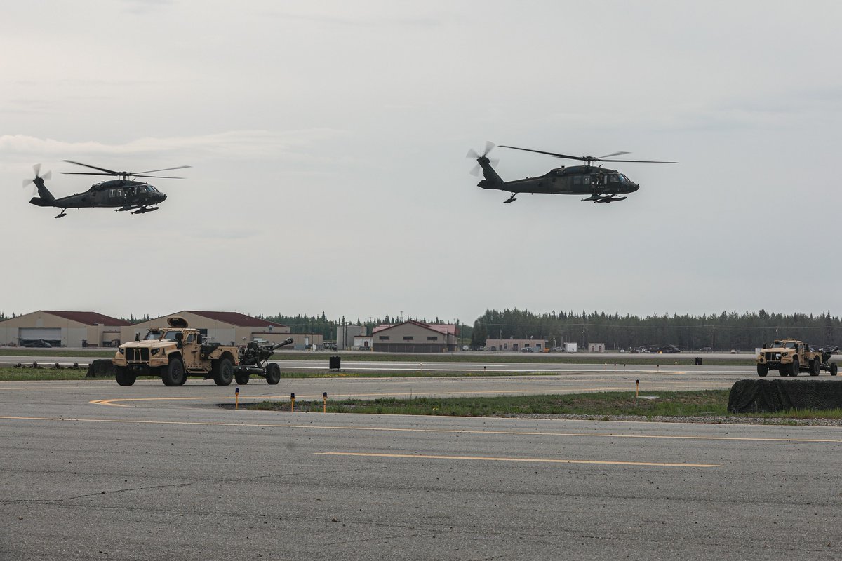 The 1-52 General Support Aviation Battalion were on full display as enablers of the ground force. Ground troops were brought into air assault, they received artillery pieces via sling load, and even performed a simulated aeromedical evacuation on the objective.
@11thAirborneDiv