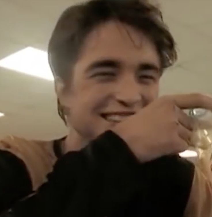 Случайные смазанные фото улыбающегося Седрика >>> весь мир