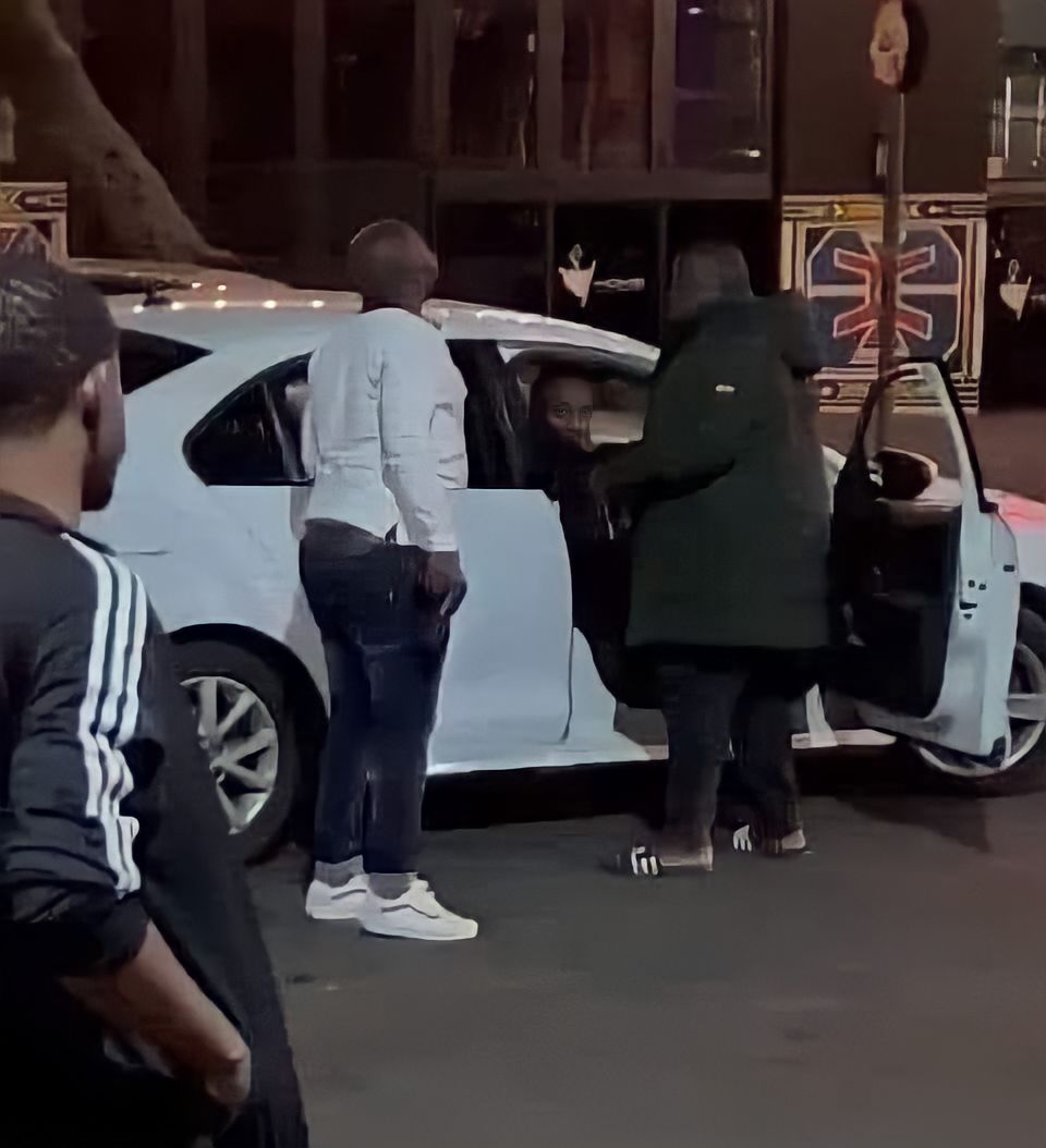 Am_Blujay's tweet photo. Green jacket worked overtime to save this man, he even got slapped for it https://t.co/UqzviRhtk9