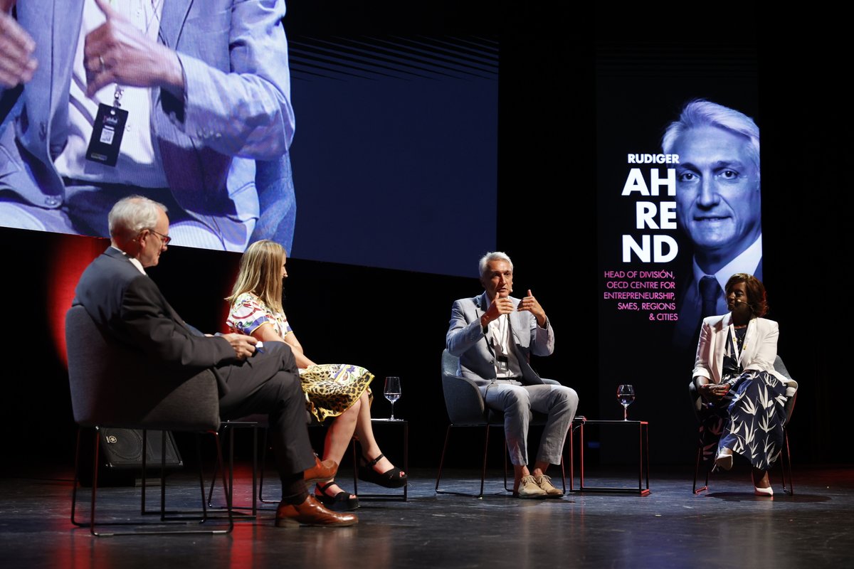 zonafrancavigo's tweet photo. Antón Costas ha moderado la mesa sobre #emprendimiento y dinámica empresarial de la primera jornada de #VigoGlobalSummit.

Un debate 🗣️ en el que se ha hablado del momento clave que estamos viviendo, en el que comenzamos a percibir una nueva realidad.

#Vigo #Economia https://t.co/NcxwoUsvVp